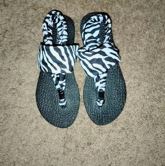 Rampage (Size 8) Black & White Zebra Print Cloth Fabric Sling Yoga Thong Sandals - Picture 3 of 7